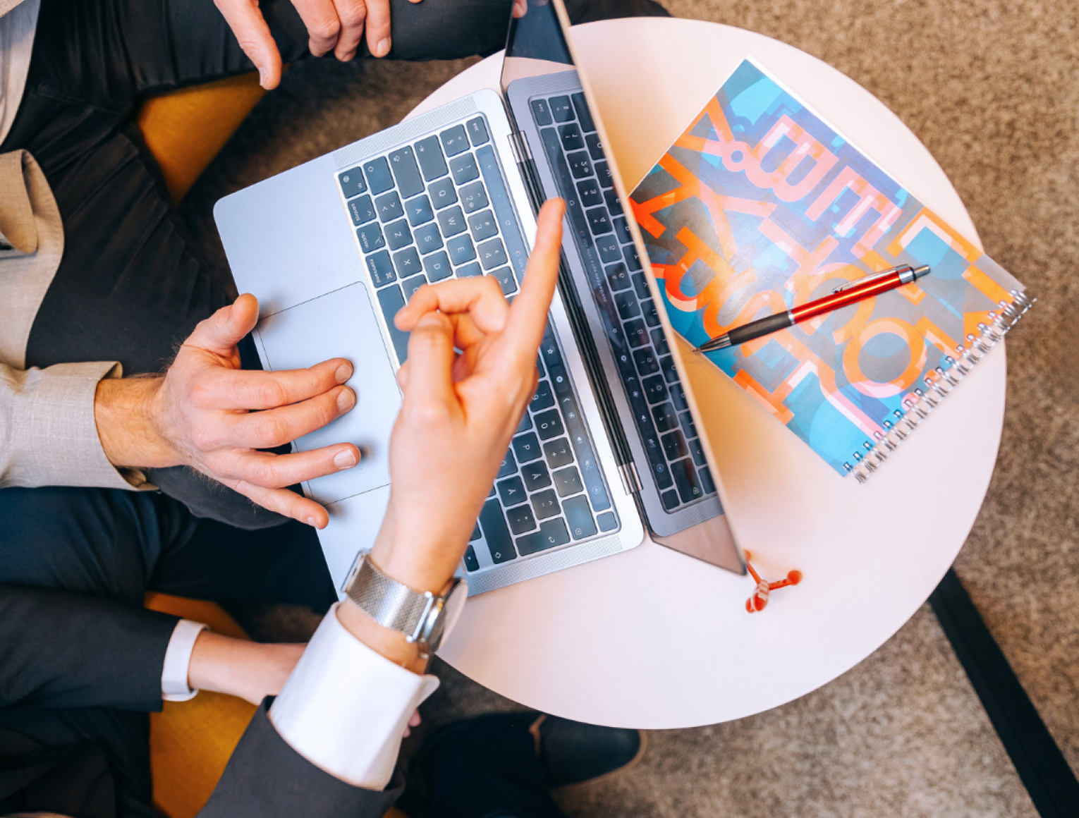 wayfinders som diskuterar vid en laptop