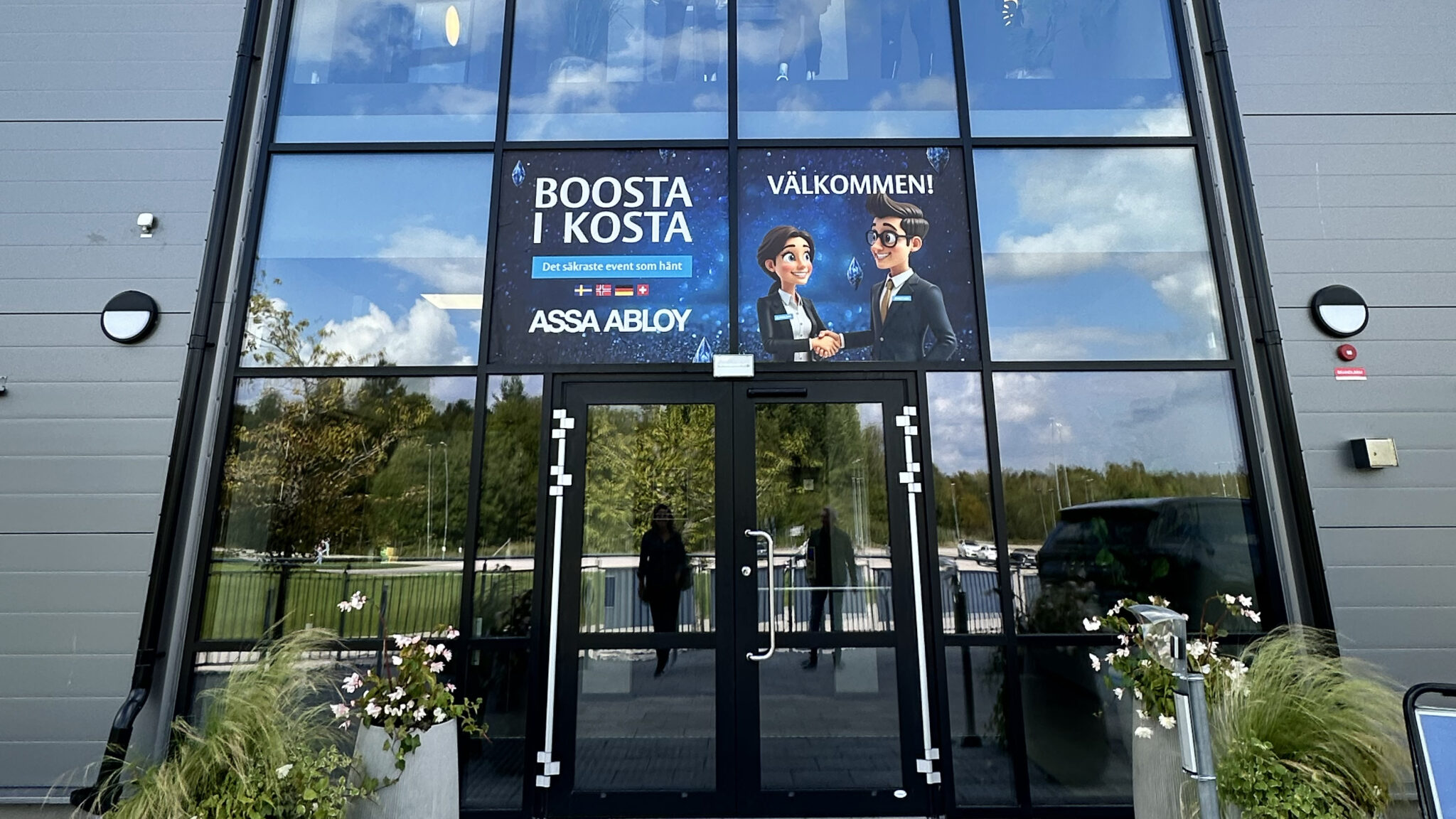 Fasadbild av lokalen för ASSA eventet med en monterad skylt "Boosta i Kosta"